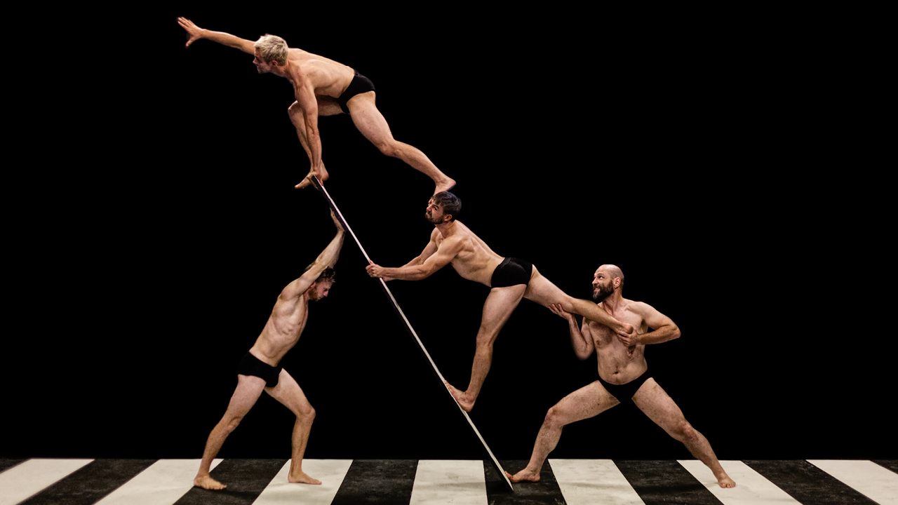Fyra män i en dansföreställning.
