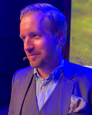 En man blir intervjuad på scenen i Kulturens hus.
