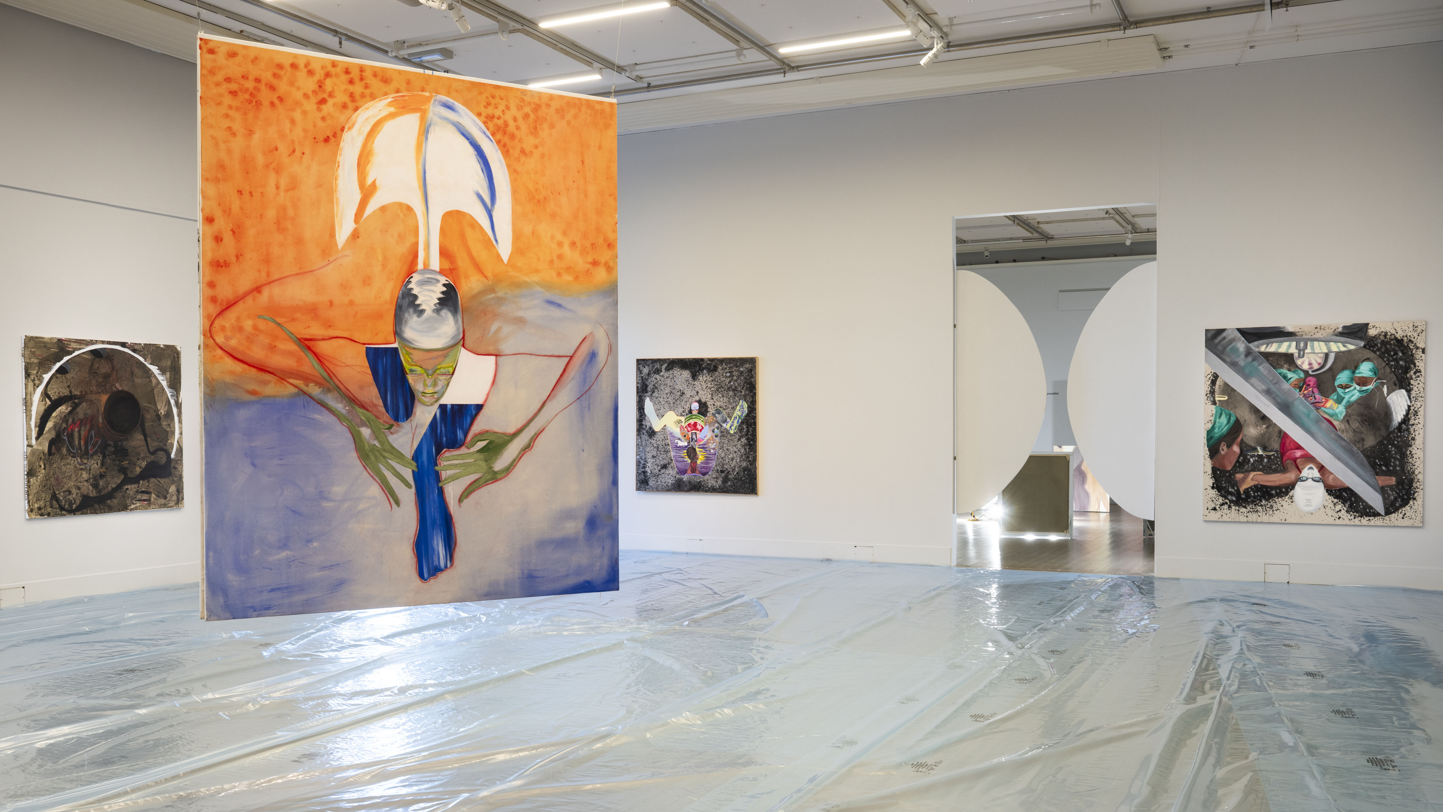 Konsthallen där färgglada tavlor hänger.