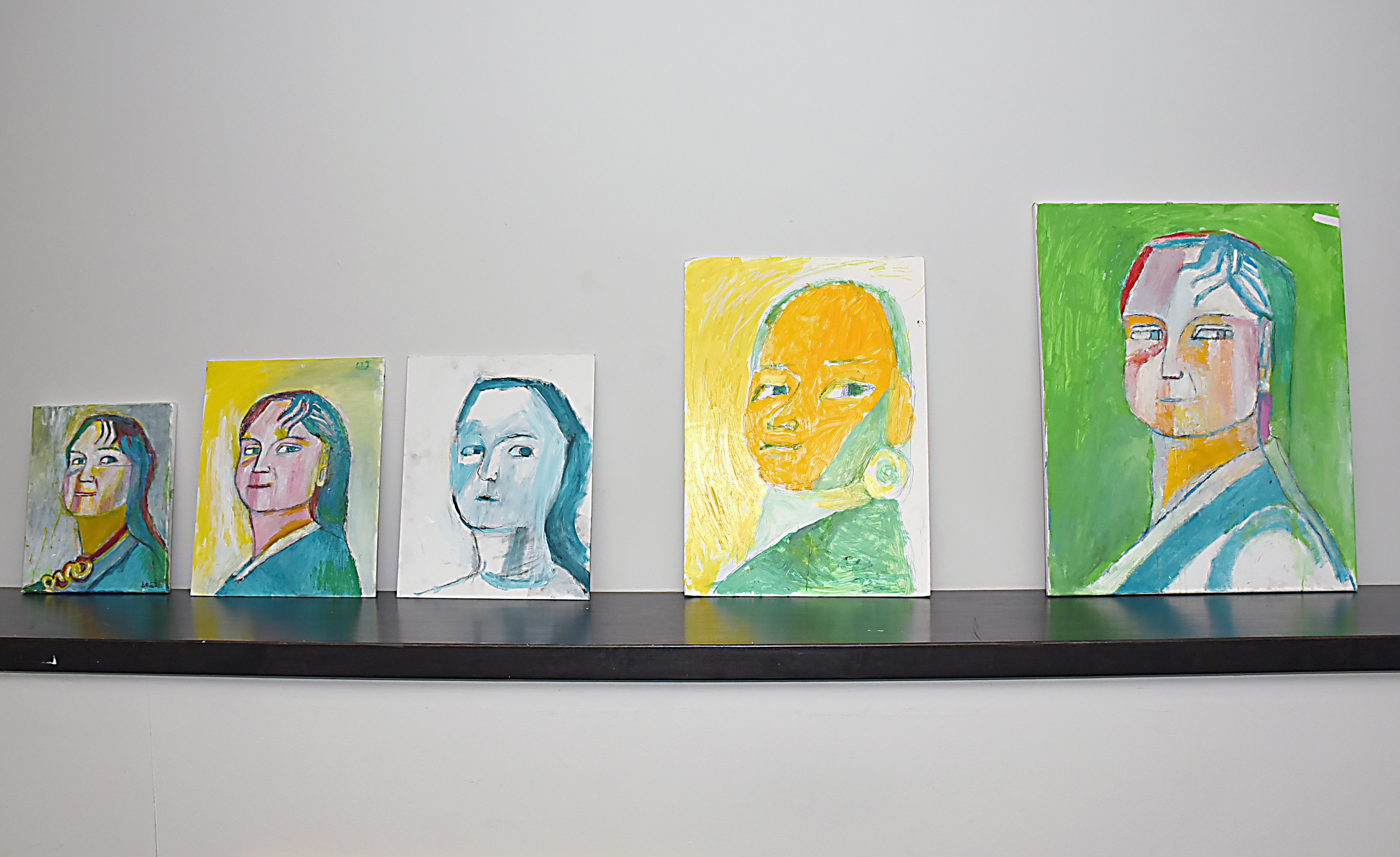 Färgglada tavlor som föreställer en livskamrat till Erling Johansson