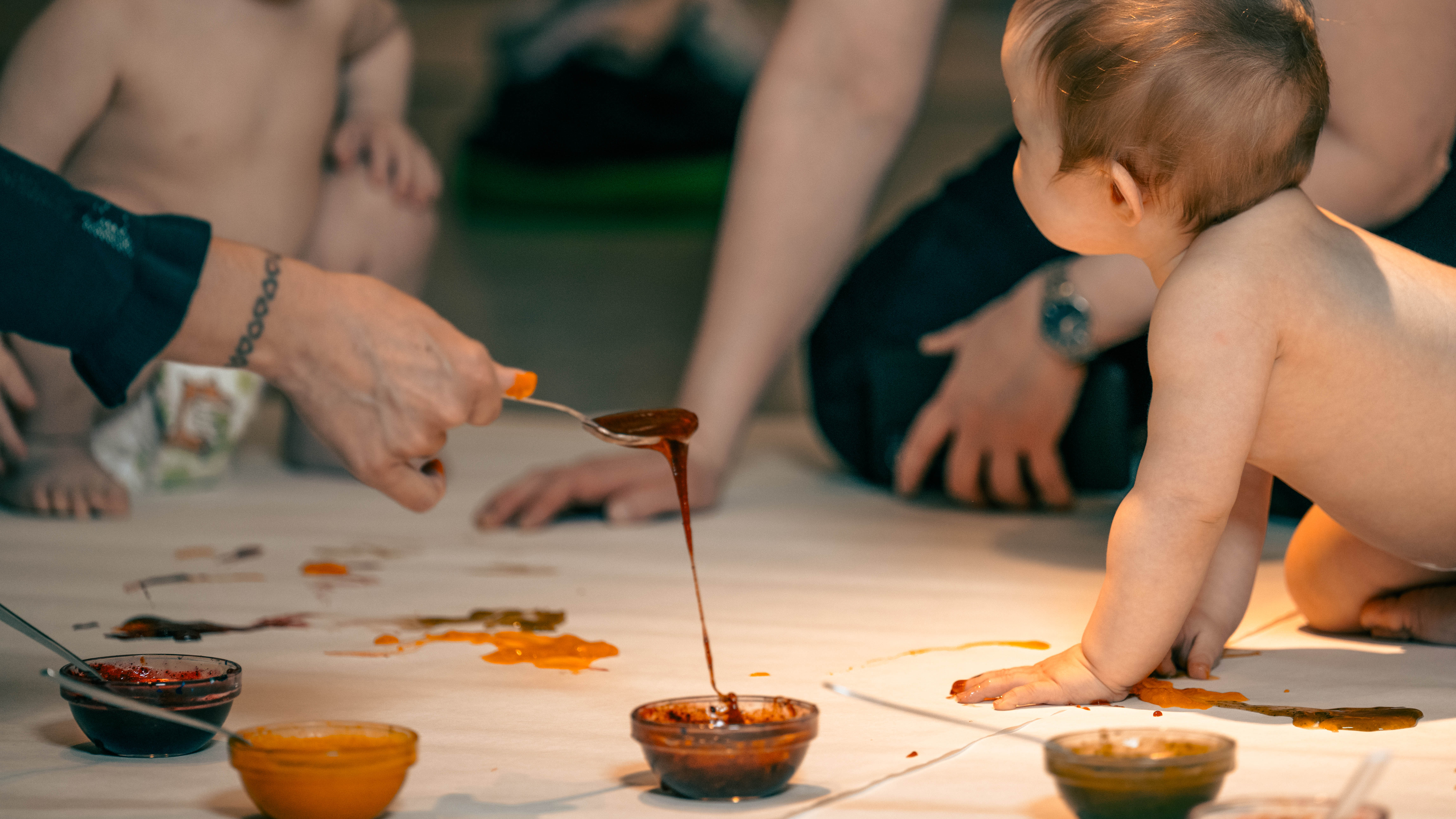 Bebisar målar med ätbar färg i bara blöja.